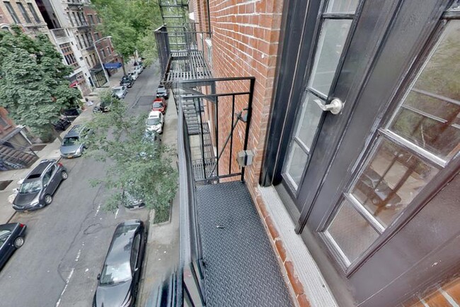 Foto del edificio - 47 1/2 1st Street (2nd & 1st Ave), #2F