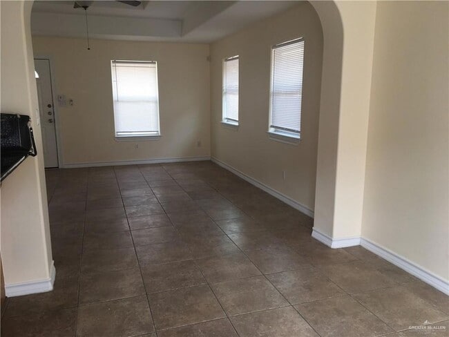 Building Photo - 4008 Parkplace Ave