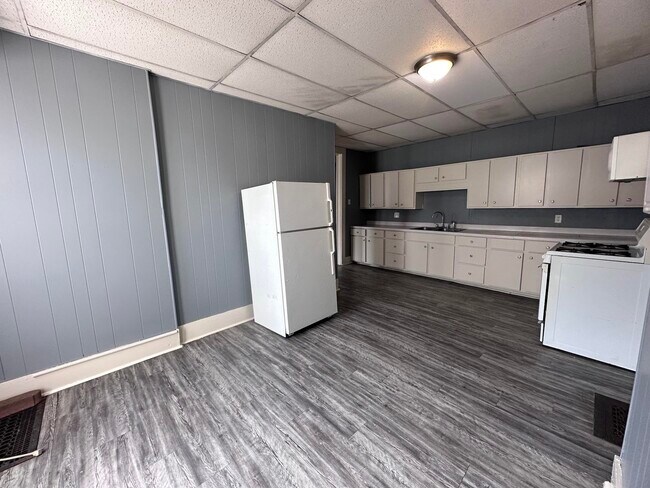 Building Photo - 514-B Main-E