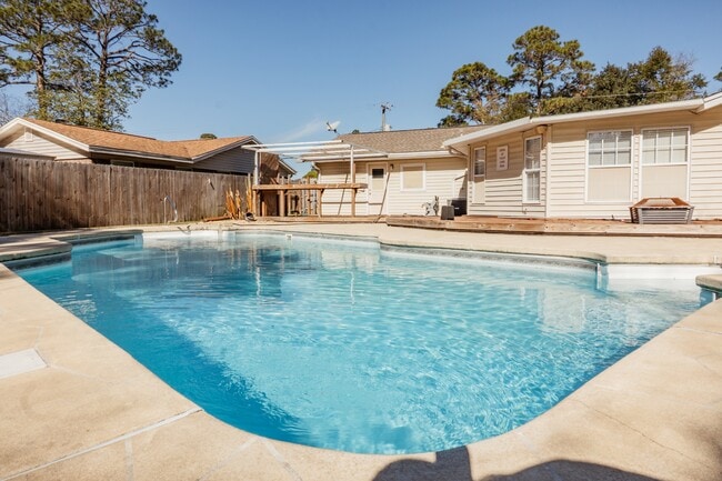 Building Photo - 410 Tanglewood Dr