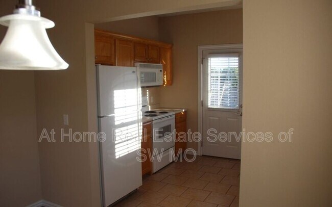 Building Photo - 305 Excalibur Ct