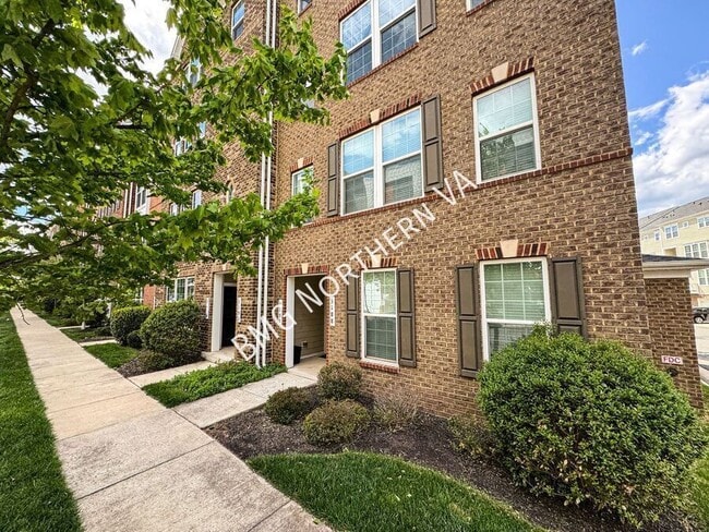 Building Photo - 3190 Yeager Dr