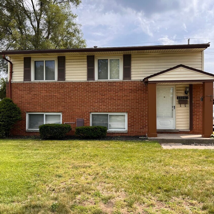 Primary Photo - 4 bedroom, 1.5 bath bi-level on Warren Roa...