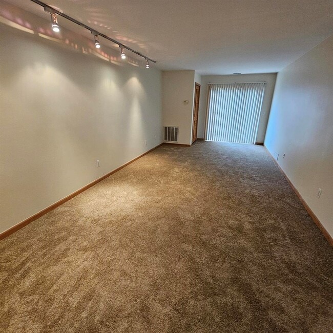 Foto del edificio - 2 Bedroom Upper Condo w/ Modern Lighting F...