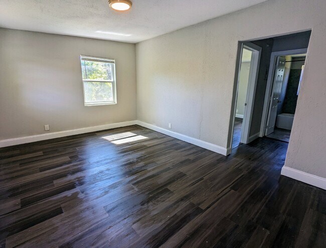 Foto del edificio - 1352 W 30th St