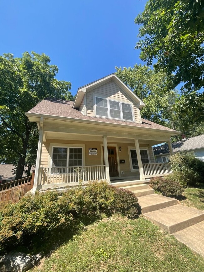 Building Photo - 313 E 16th St