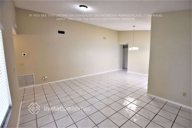 Foto del edificio - 427 Red Coat Ln