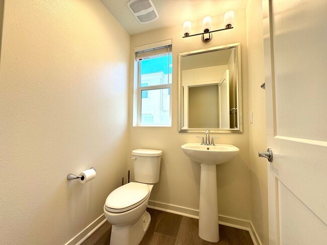 Foto del edificio - Spacious 4Bd/3.5Ba Home in Gated Lake Fore...