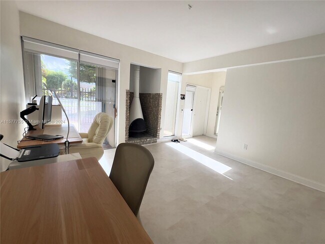 Building Photo - 9155 Fontainebleau Blvd