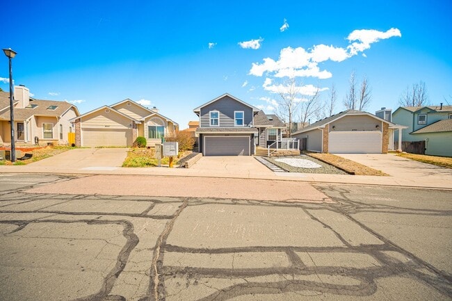 Foto del edificio - Stunning tri-level remodeled home in Briargate!