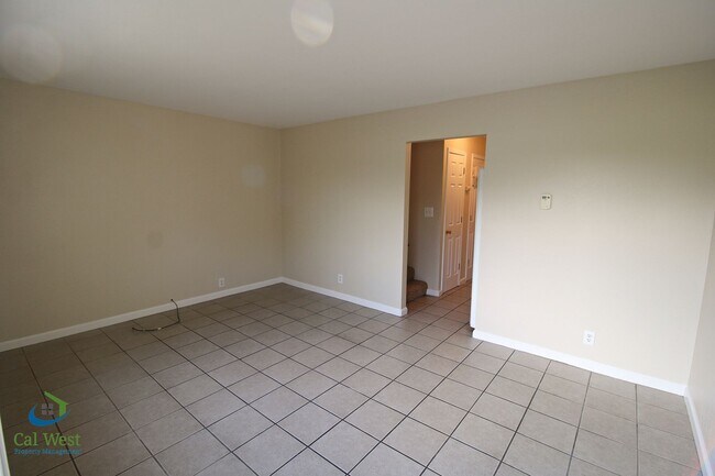 Foto del edificio - $3,295 2 Bedroom 1.5 Bath Bi-Level Town home