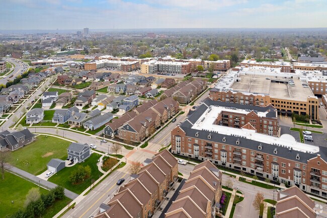 Foto aérea - Triumph Court Townhomes