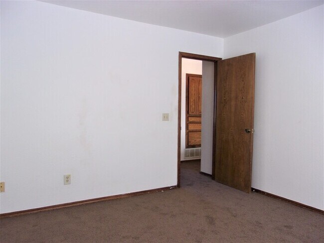 Building Photo - 2 BED 1.5 BATH TOWNHOUSE WARR ACRES/BETHANY