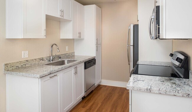 Comedor independiente junto a la cocina - Pacifica Park Apartments