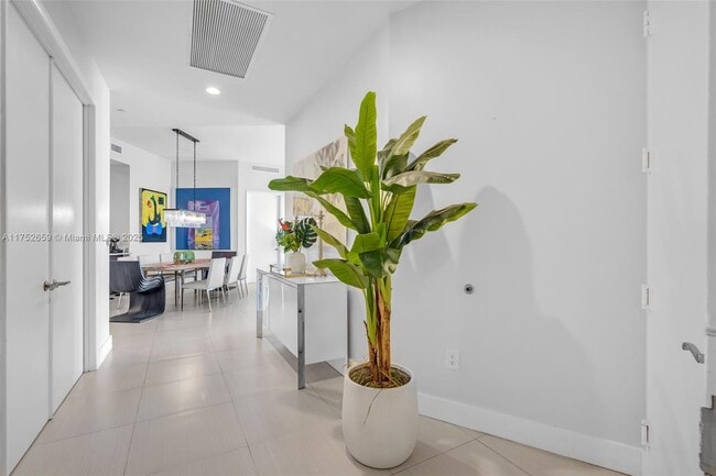 Building Photo - 15811 Collins Ave