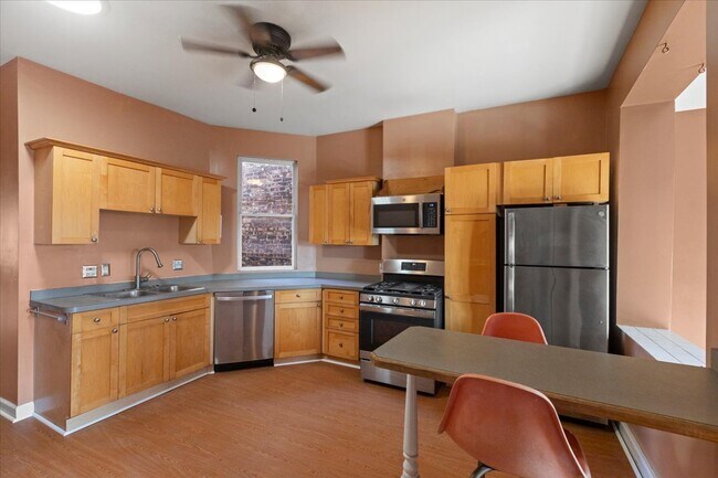 Foto del edificio - 3145 W Augusta Blvd