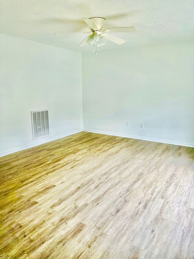 Building Photo - 3 Bedroom Townhouse King George