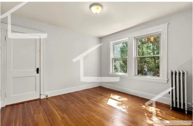 Building Photo - Sunny Spacious 2 bedroom