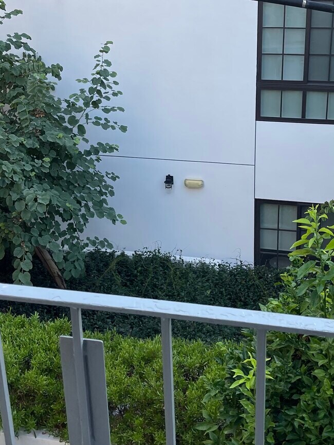 Foto del edificio - 11848 Mayfield Ave
