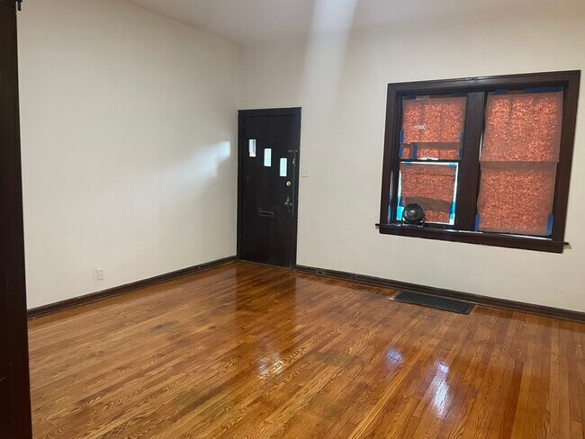Living room - 4024 Tholozan Ave