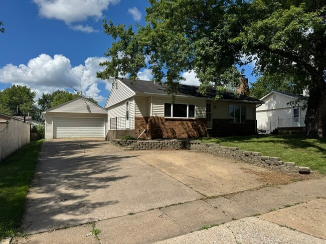Building Photo - 413 30th Ave W