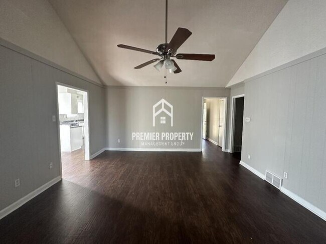 Building Photo - 3842 Lucerne Dr