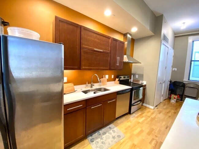 Building Photo - Large Urban Loft with Included Parking!