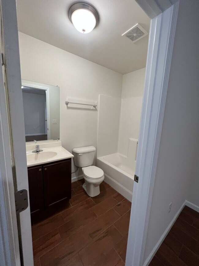 Building Photo - 3 bed 2 bath House