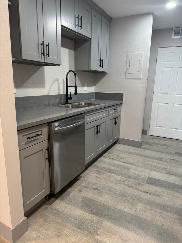 Foto principal - 7445 Laurelgrove Ave