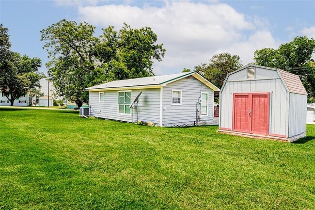 Building Photo - 465 Water View Dr