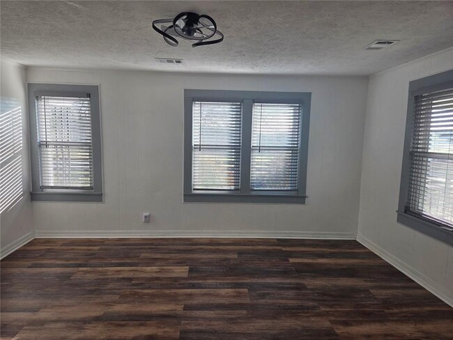 Foto del edificio - 5465 Jot Em Down Rd