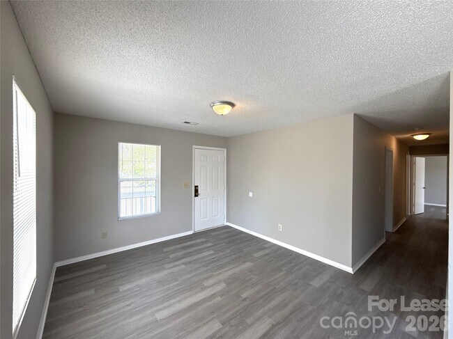 Building Photo - 333 E Todd Ln