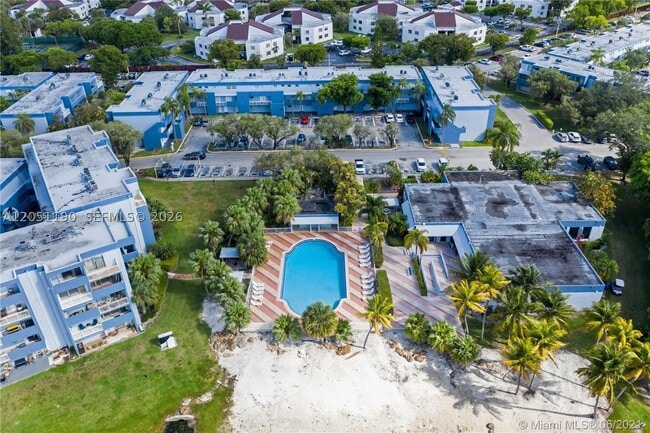Building Photo - 9373 Fontainebleau Blvd