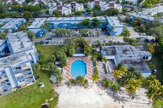 Building Photo - 9373 Fontainebleau Blvd