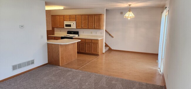Building Photo - Beautiful 2 bedroom 2 bath End Unit Townhouse