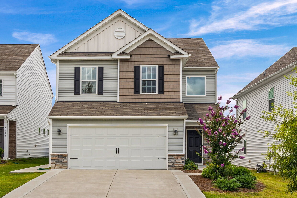 Primary Photo - "Spacious 4-Bedroom Home Located In Desira...