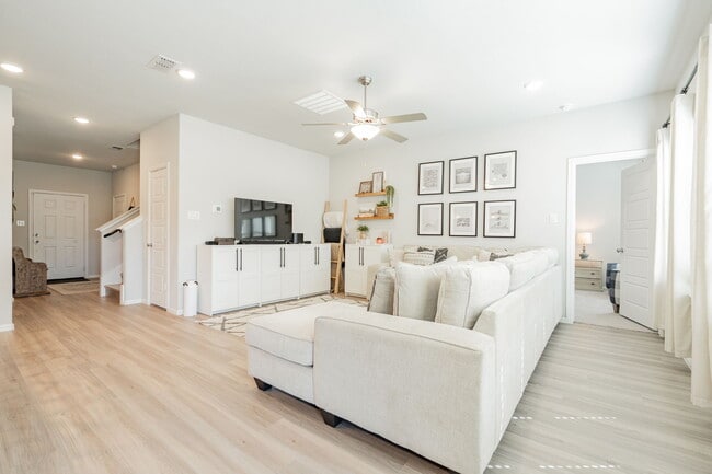 Living Room - 1812 Damianita Dr