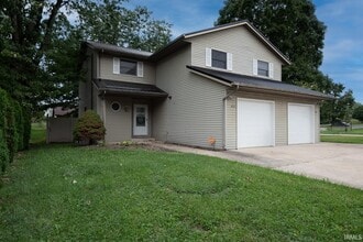 Building Photo - 402 S Village Ct