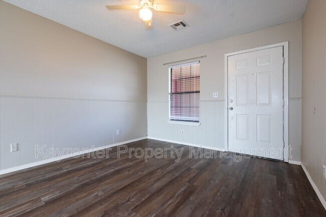 Building Photo - 1421 W Lillian St