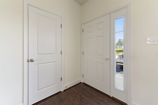 Foto del edificio - End Unit Townhome with Bonus Room!