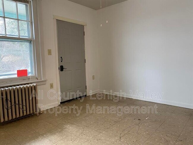 Building Photo - 1545 E 9th St