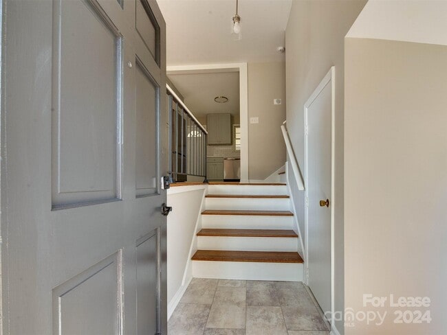 Building Photo - 1400 Standish Pl