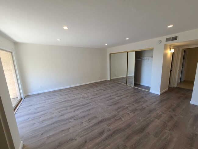Master Br pic 2 - 2700 Cahuenga Blvd E