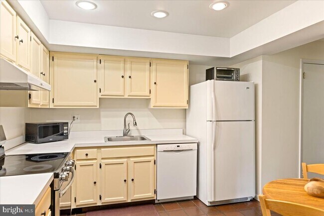 Building Photo - 130 Westbury Ct