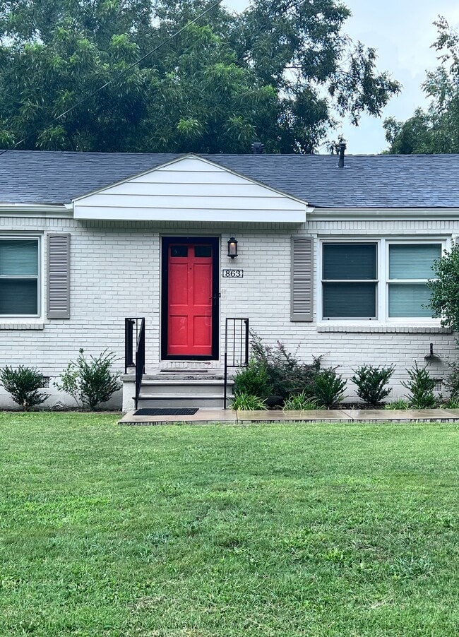 Building Photo - 863 Pineview Dr