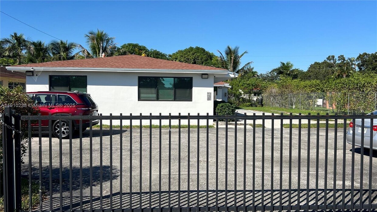 Foto principal - 465 NE 139th St