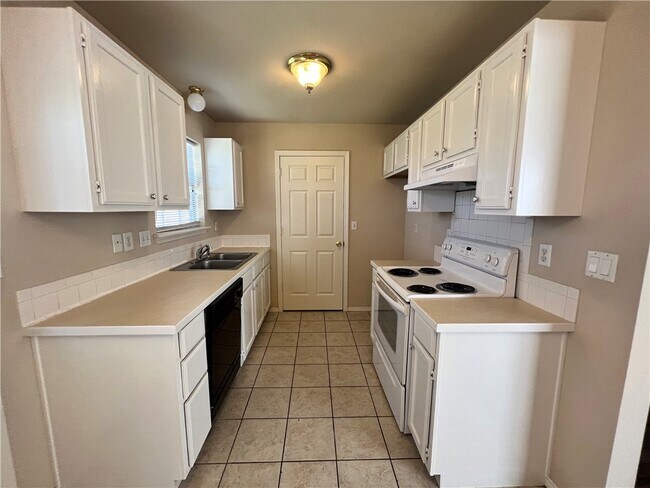 Building Photo - 1102 Tunbridge Dr