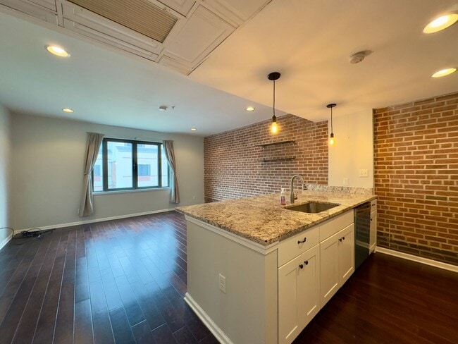 Building Photo - Charming 2Bed/2Bath Waterfront Apartment i...