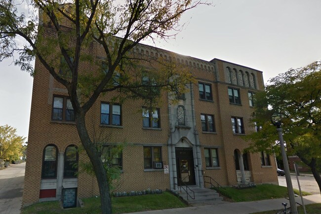 Building Photo - 2431 W Capitol Dr