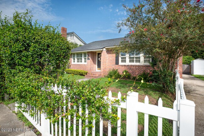 Building Photo - 1611 River Oaks Rd